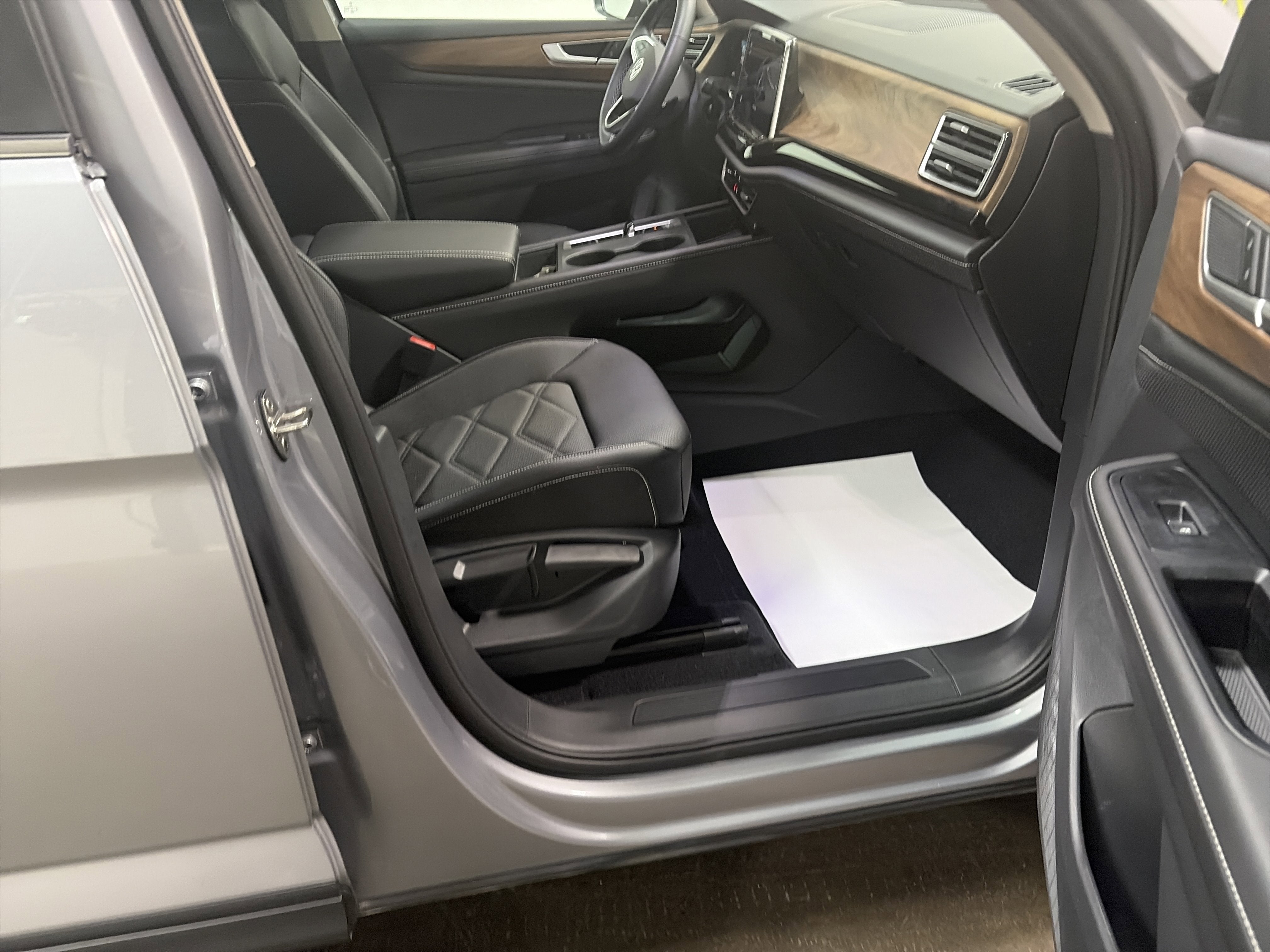 2025 Volkswagen Atlas 2.0T SE