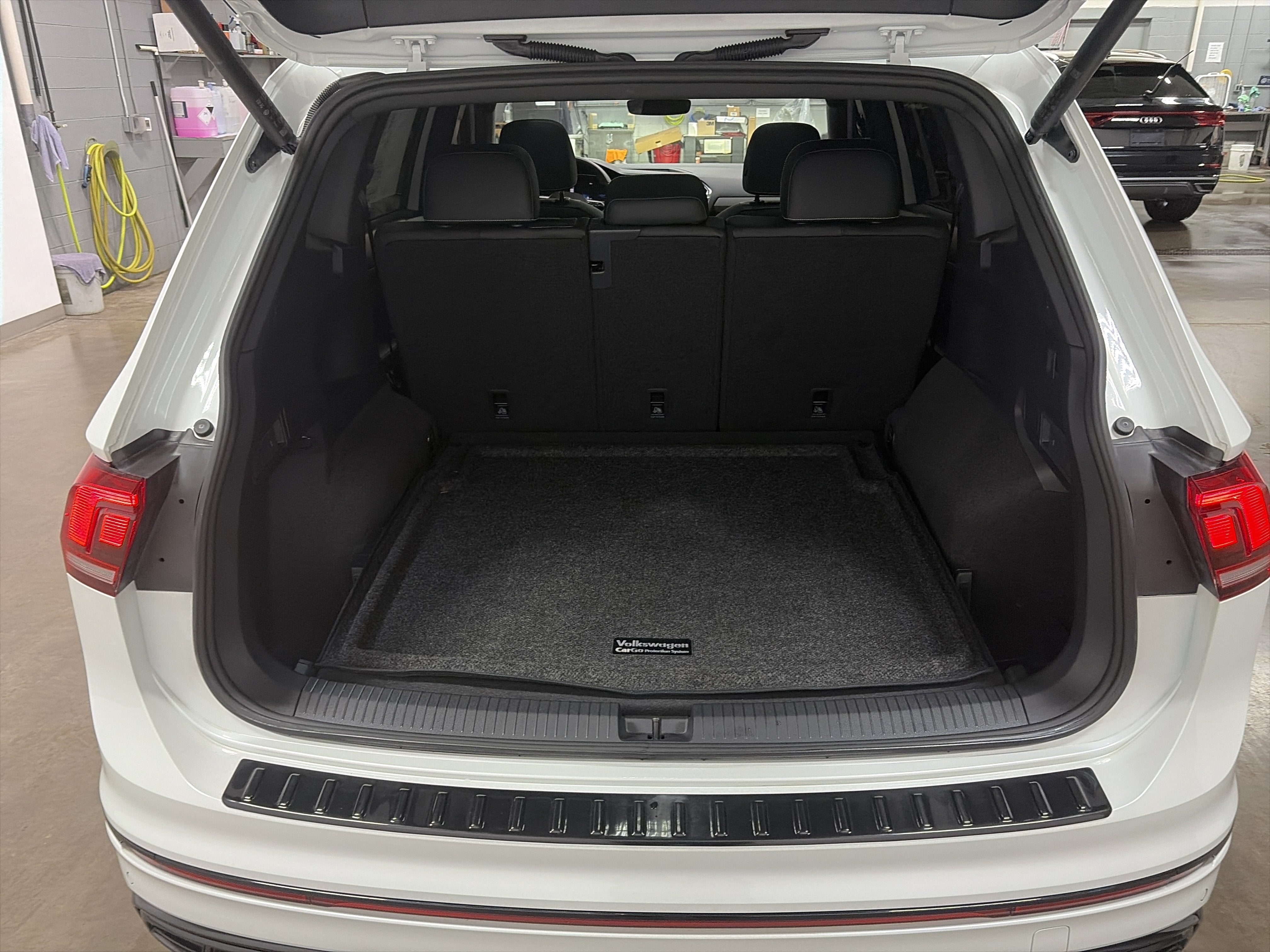 2024 Volkswagen Tiguan SE R-Line Black