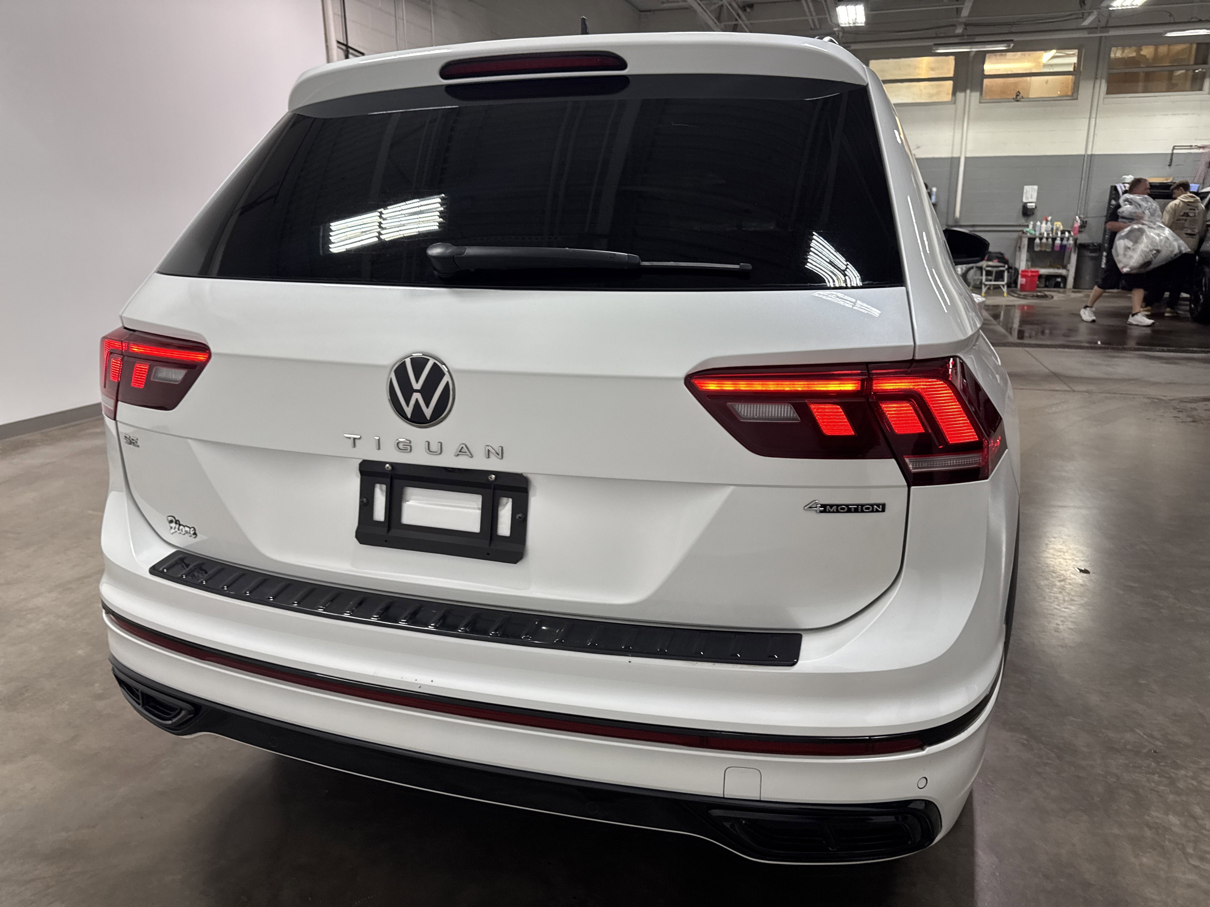 2024 Volkswagen Tiguan SE R-Line Black