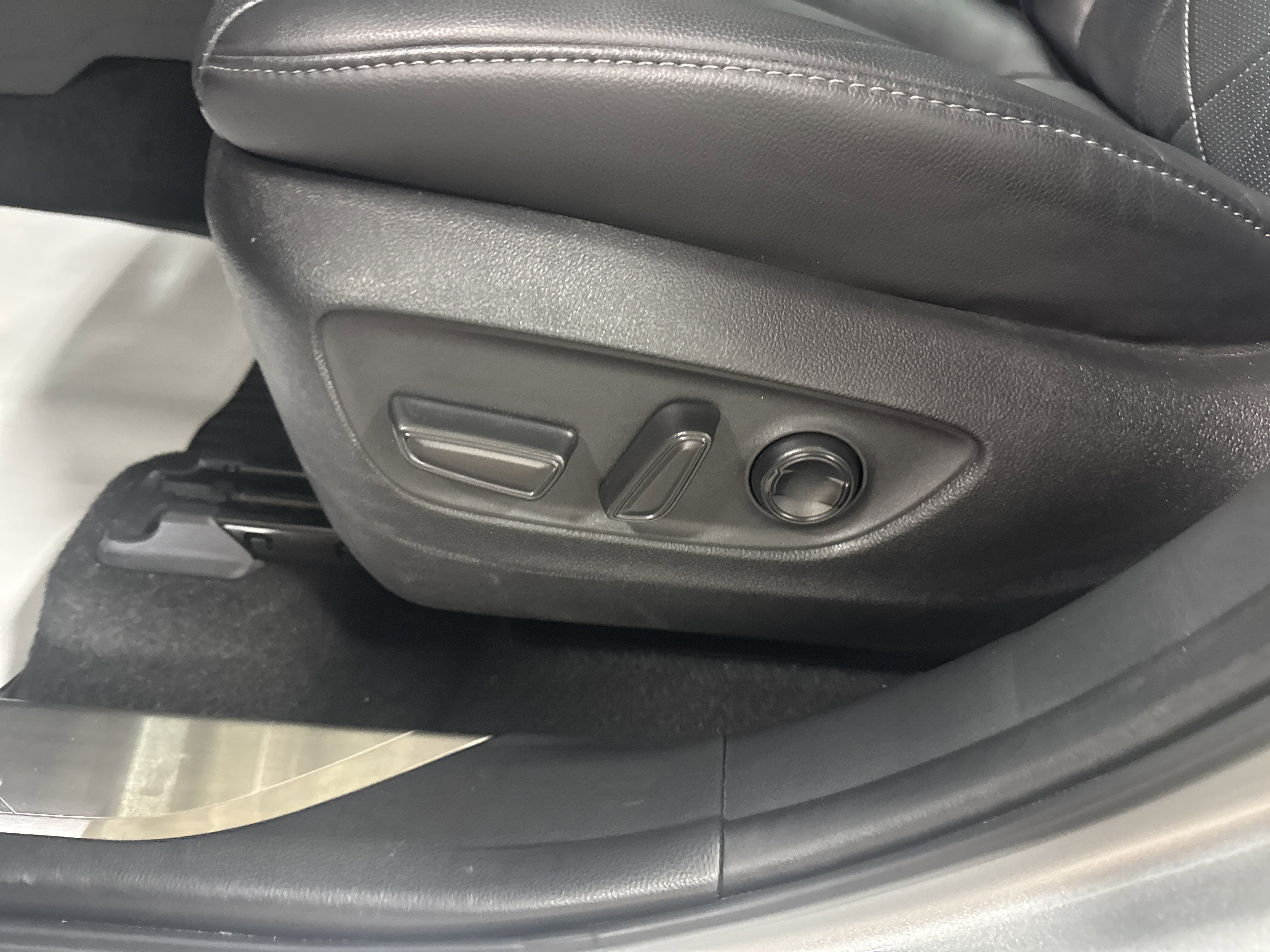 2023 Toyota Highlander Hybrid Platinum