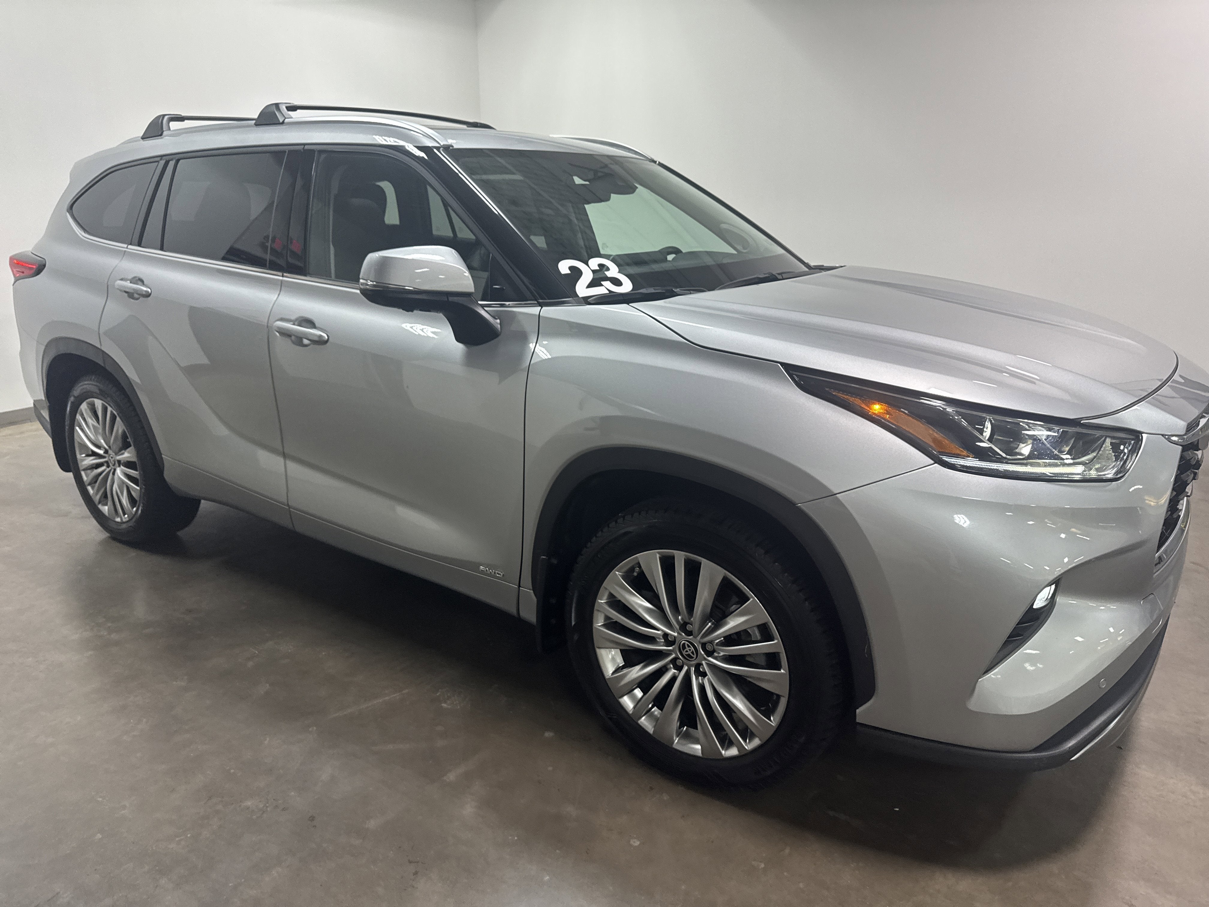 2023 Toyota Highlander Hybrid Platinum