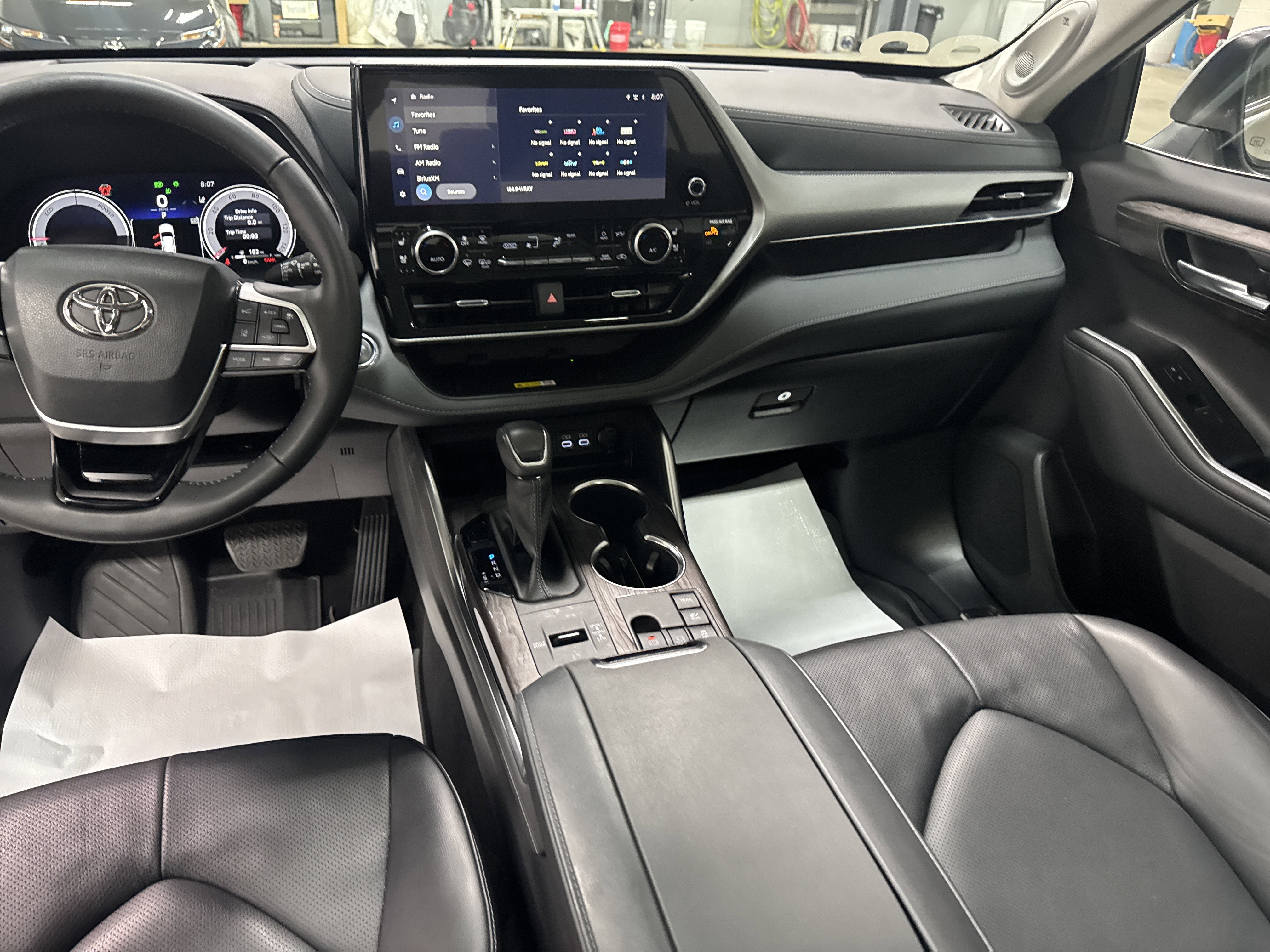 2023 Toyota Highlander Hybrid Platinum