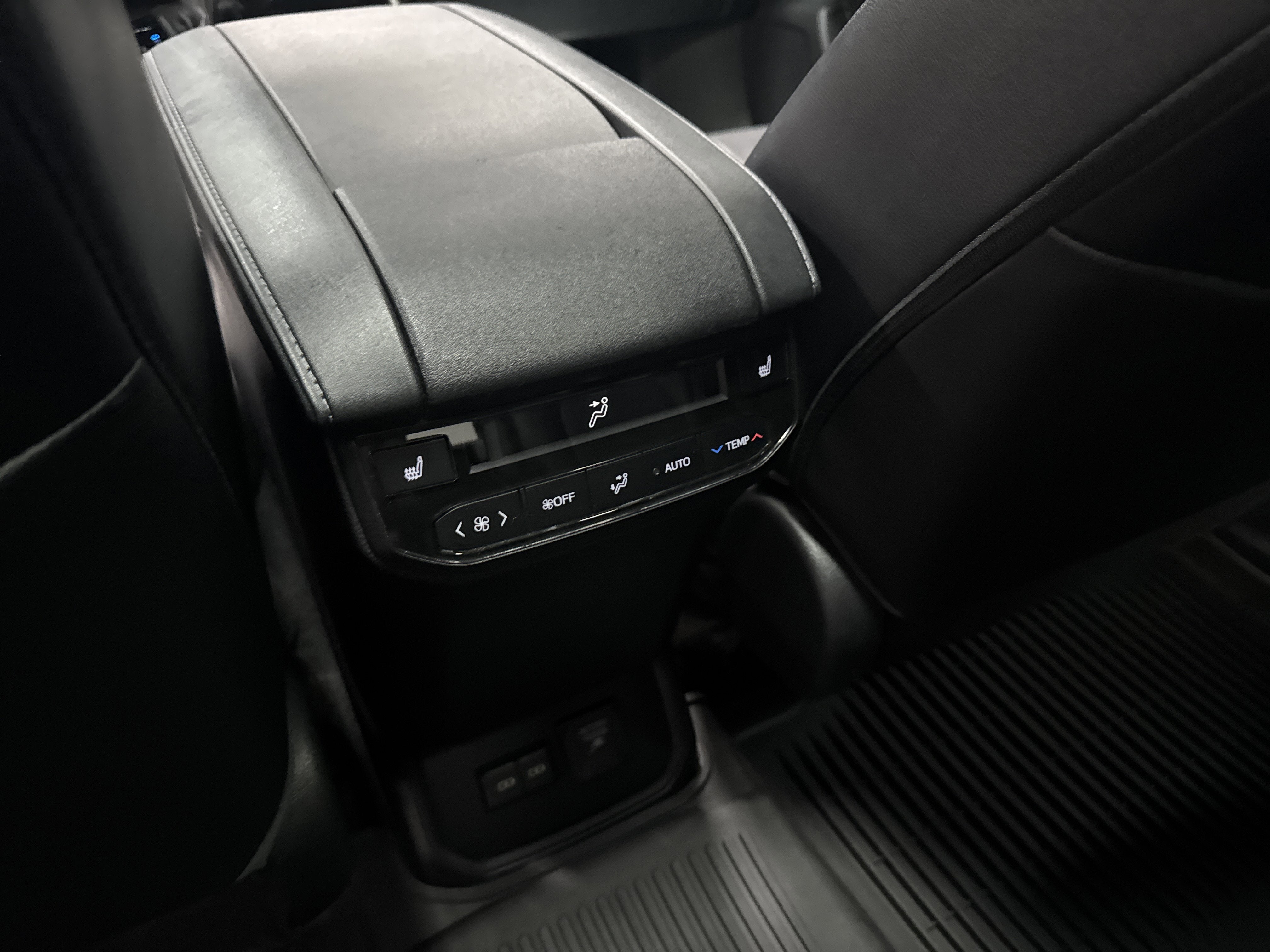 2023 Toyota Highlander Hybrid Platinum