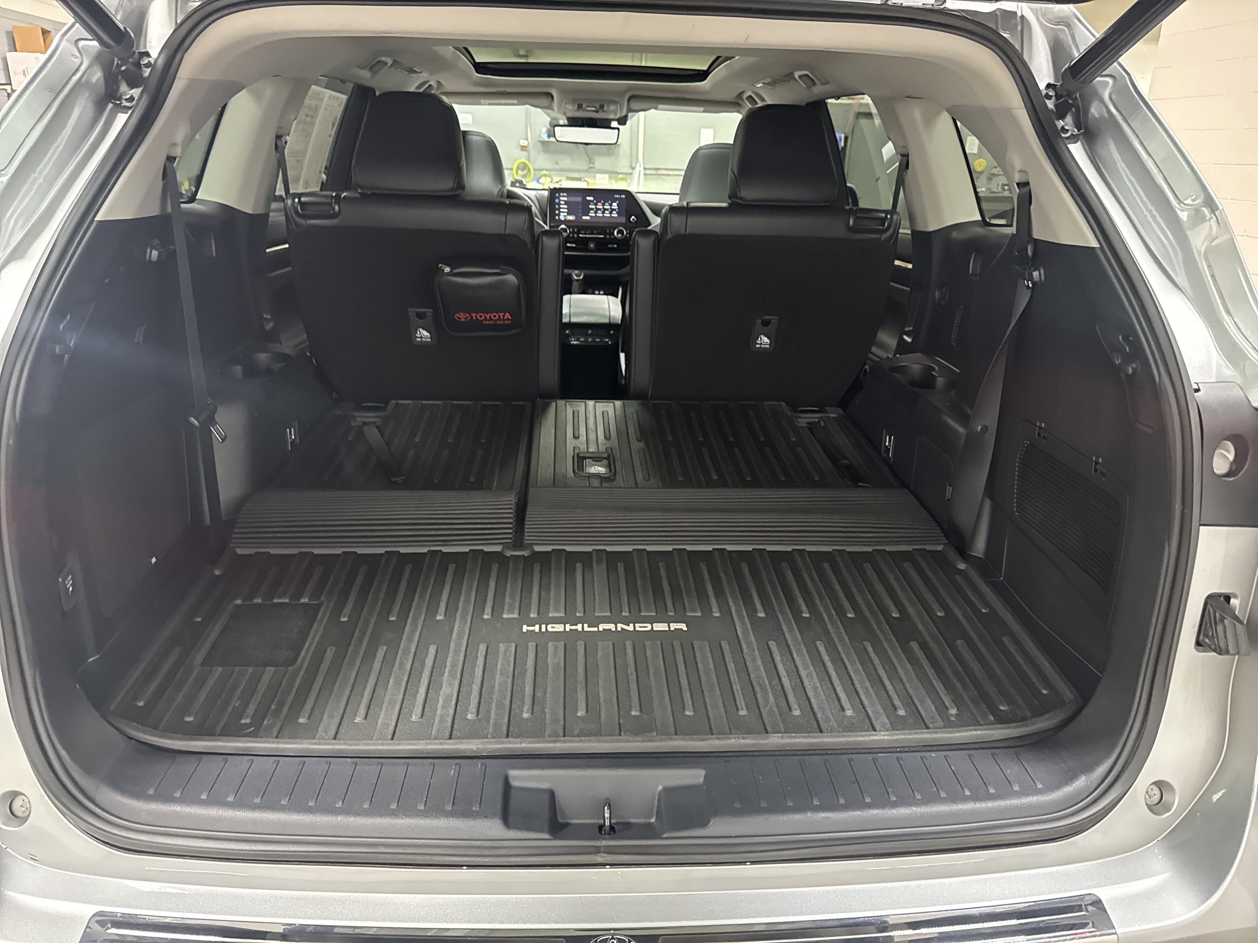 2023 Toyota Highlander Hybrid Platinum