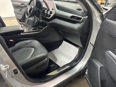 2023 Toyota Highlander Hybrid Platinum