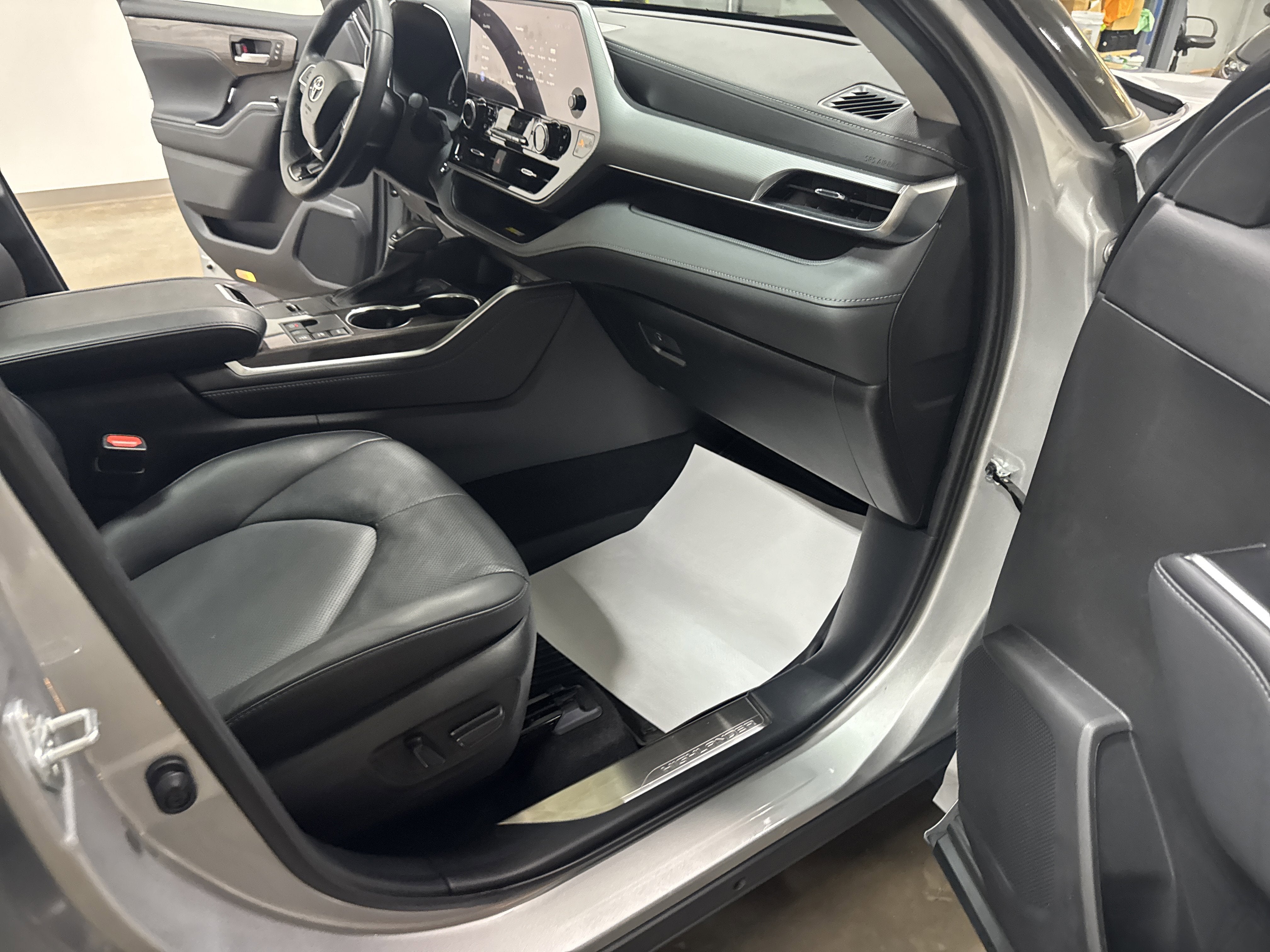 2023 Toyota Highlander Hybrid Platinum