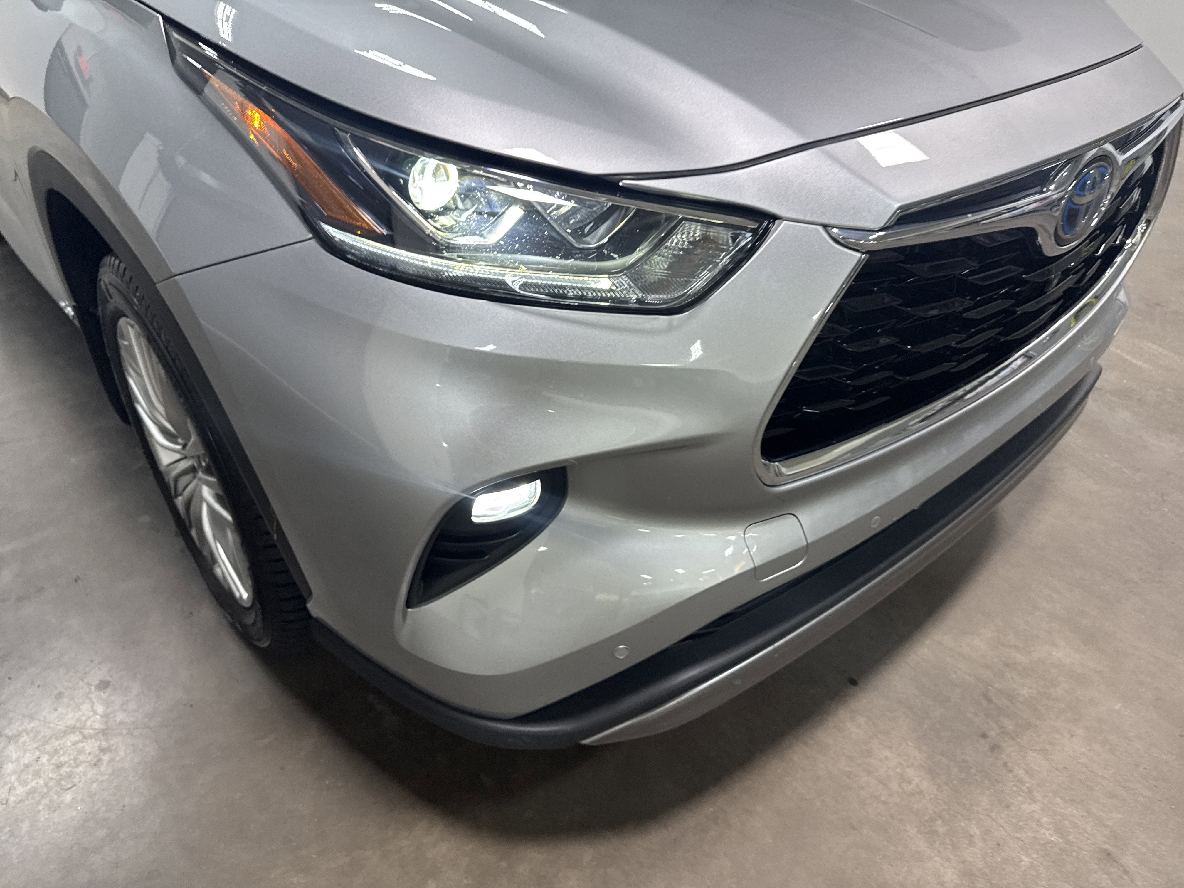 2023 Toyota Highlander Hybrid Platinum