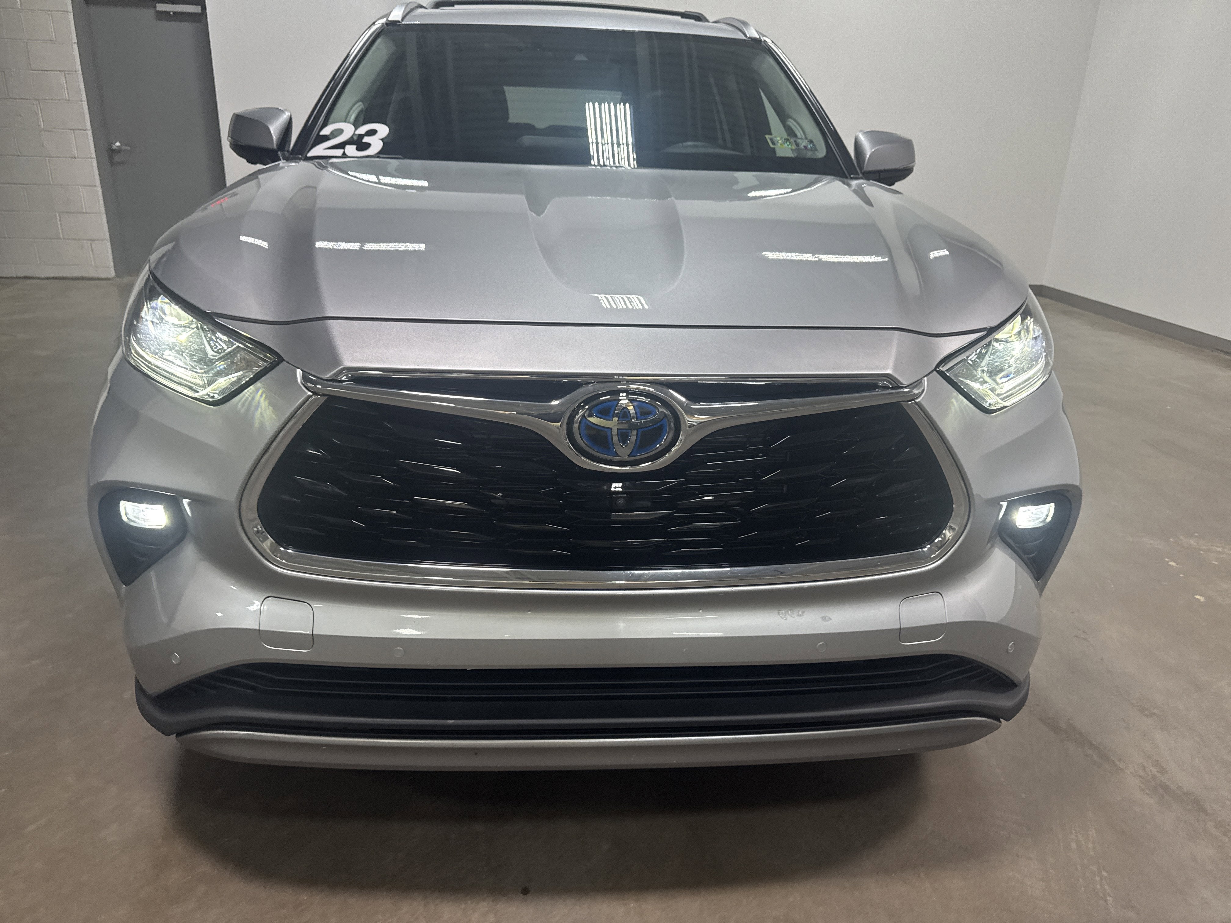 2023 Toyota Highlander Hybrid Platinum