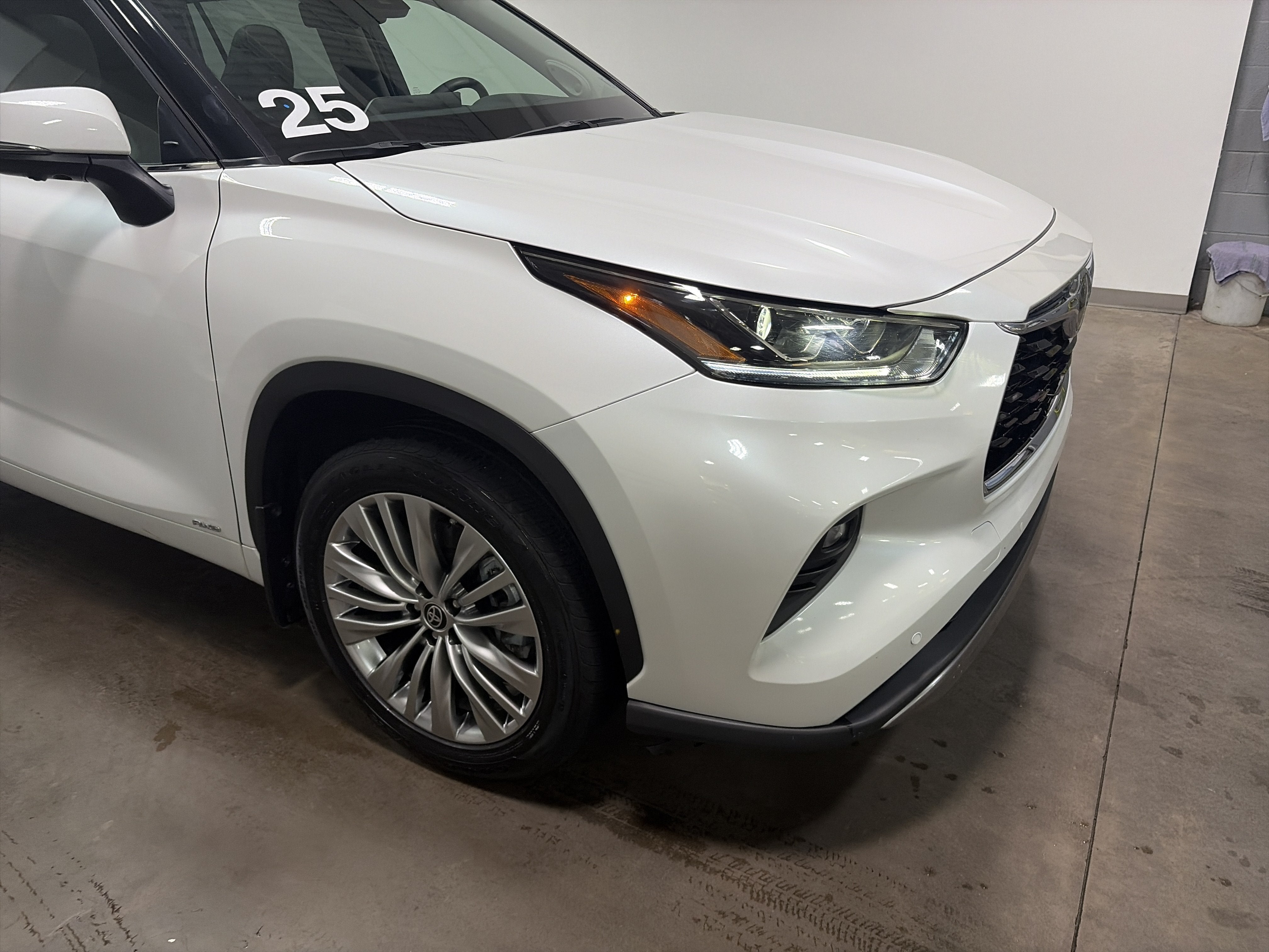 2025 Toyota Highlander Hybrid Platinum