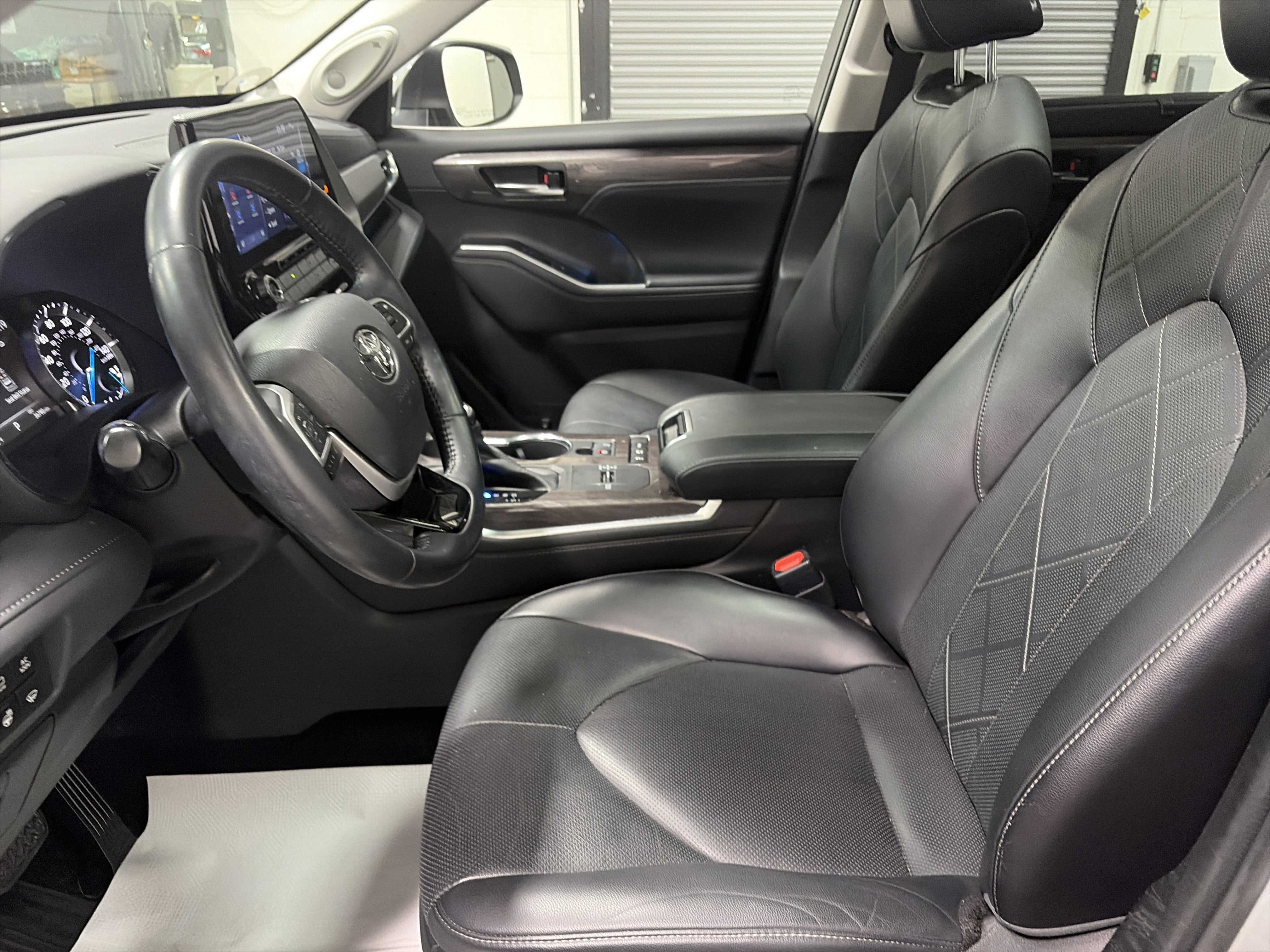 2022 Toyota Highlander Hybrid Platinum