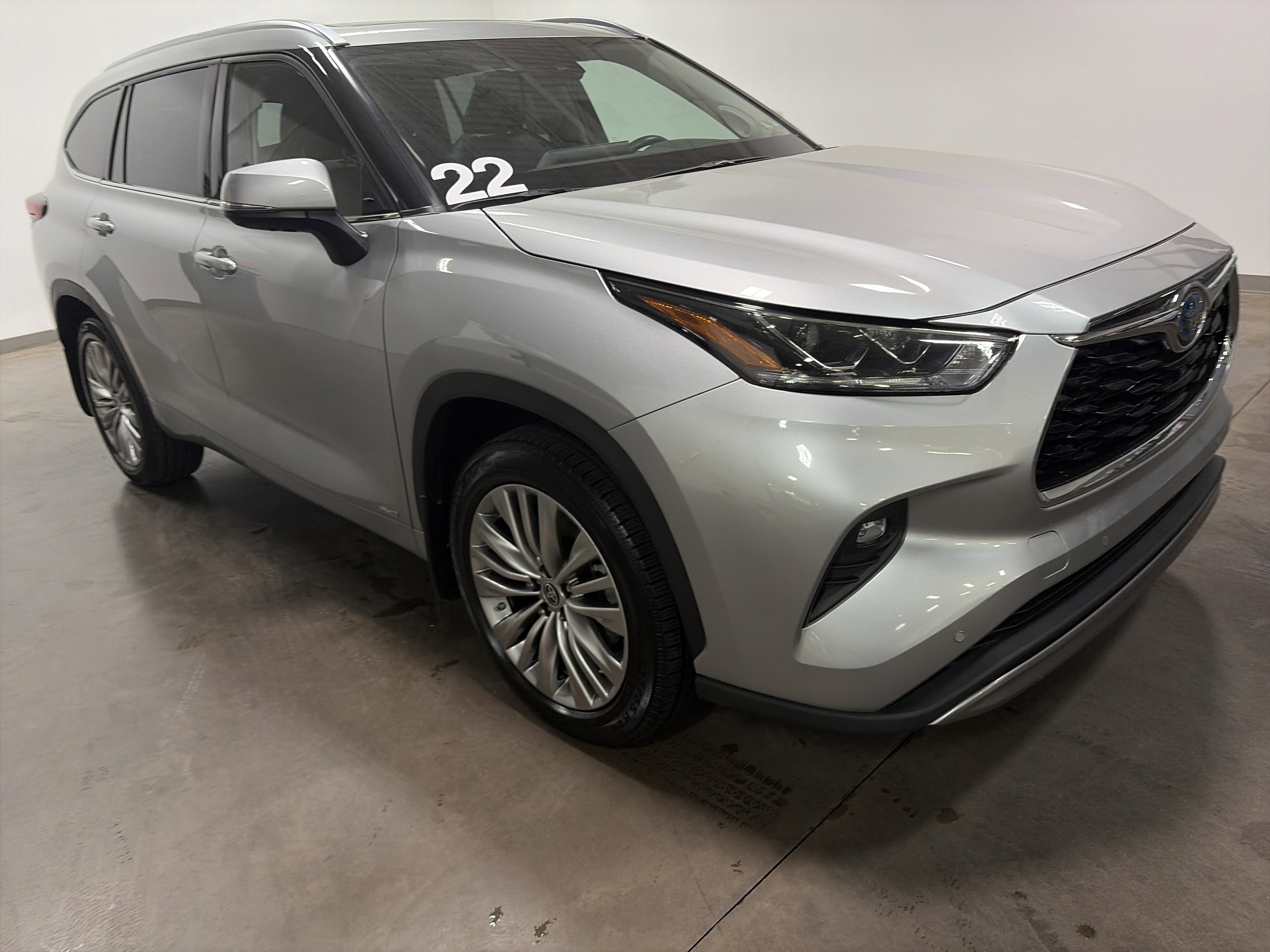 2022 Toyota Highlander Hybrid Platinum